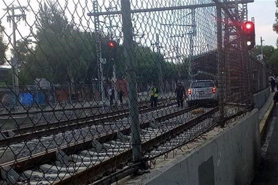 El conductor, quien es un adulto mayor, fue detenido mientras que oficiales sacaron el vehículo de reversa y lo trasladaron en una grúa al Ministerio Público.