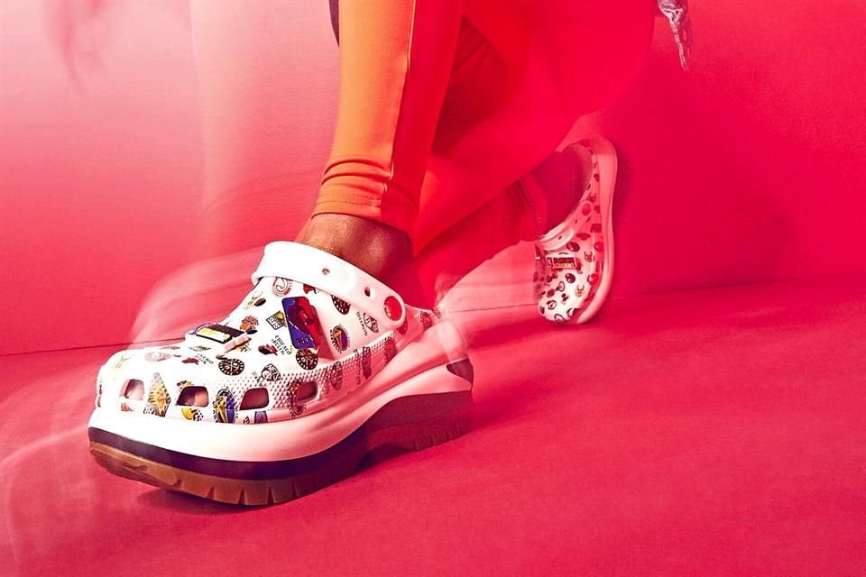 A pesar de ser considerados como un calzado poco agraciado, los Crocs, siguen conquistando al mundo por ser un clásico contemporáneo.