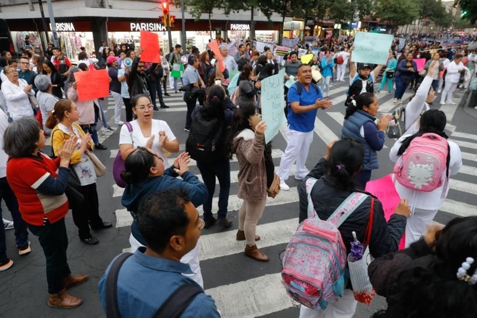 Personal de salud comenzó a congregarse desde las 16:30 horas en las inmediaciones del Antiguo Palacio del Ayuntamiento, en espera de la mesa de trabajo, que concluyó hasta las 21:30.