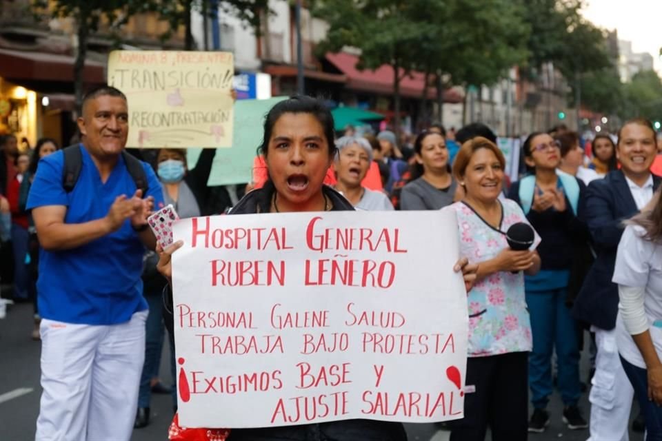 Mientras se llevaba a cabo la mesa de trabajo, los trabajadores de la Sedesa se manifestaban en Pino Suárez y Venustiano Carranza, donde mantenían un cierre vial.