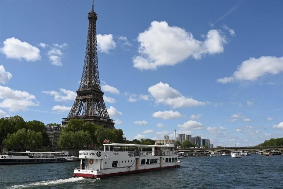 La víctima fue atacada cerca de la Torre Eiffel, según reportes.