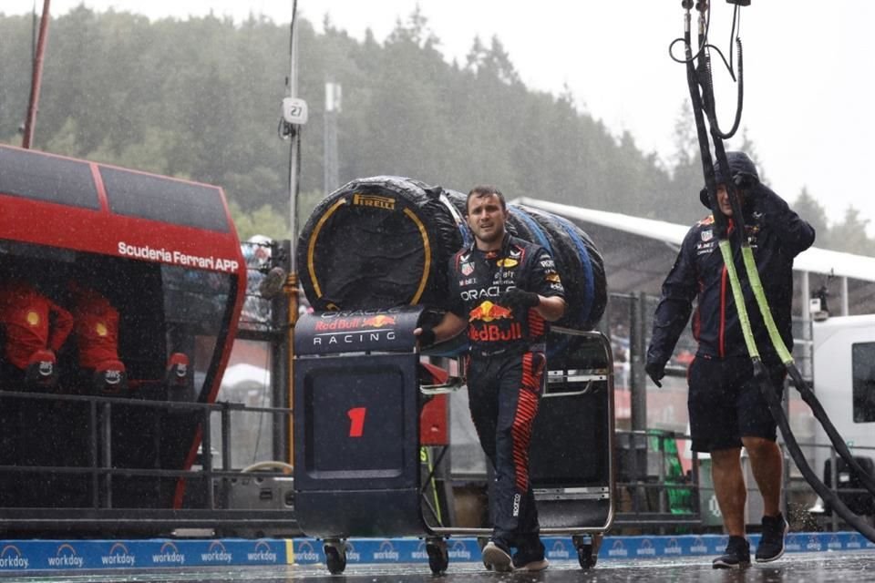 La lluvia retrasó casi dos horas el inicio de la Sprint Race en Bélgica.