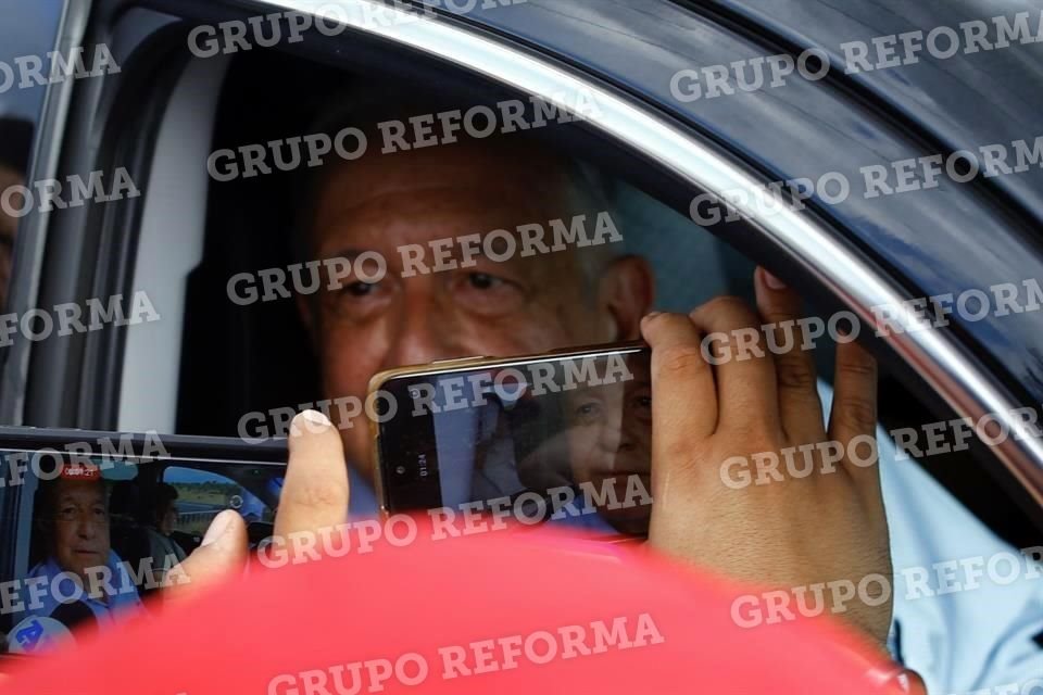 El Presidente sale del evento y se traslada en camionetas.