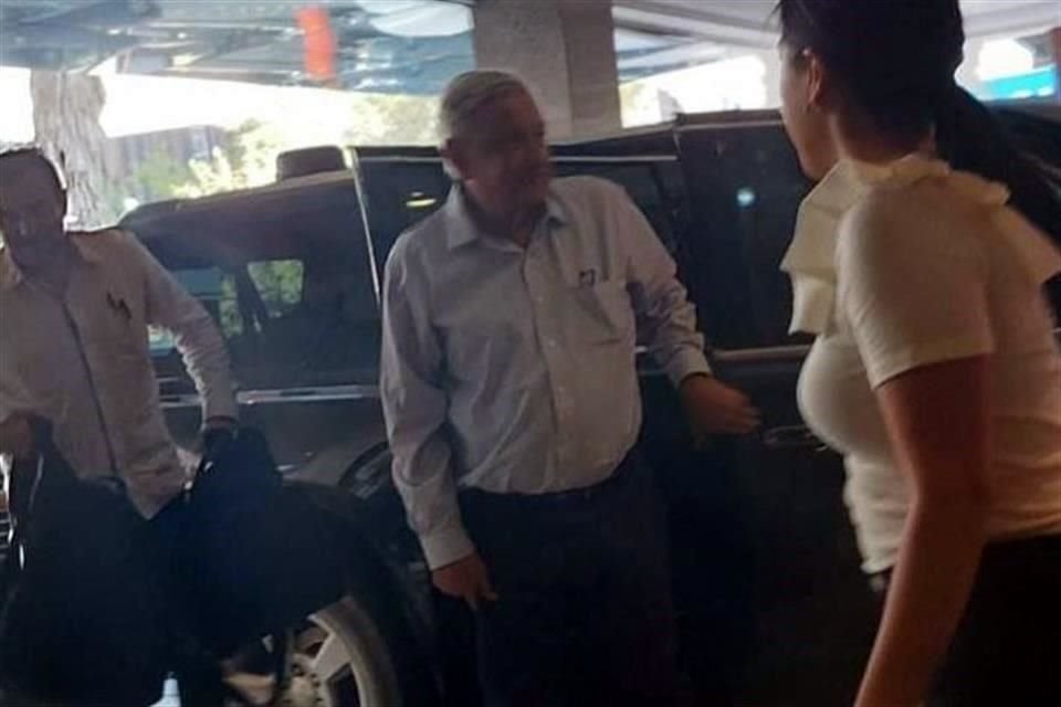 El Presidente llegó al Hotel Ambassador a las 17:50 horas, donde ingresó a su habitación para comer y realizar llamadas.