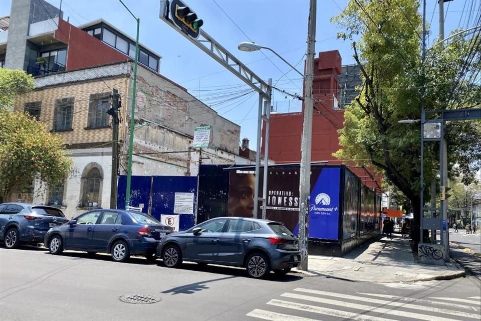 En la esquina de Zacatecas 202 y Monterrey se llevan a cabo trabajos con un letrero que cita: 'Manifestación tipo B o C de Construcción no 1 06/058/2024'.