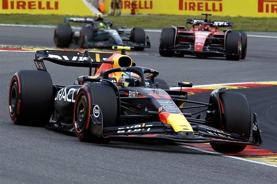 Sergio Pérez lideró varias vueltas, luego de haber superado a Charles Leclerc en el primer giro.