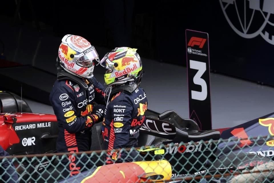 Max Verstappen fue el primero en felicitar a su compañero de equipo.