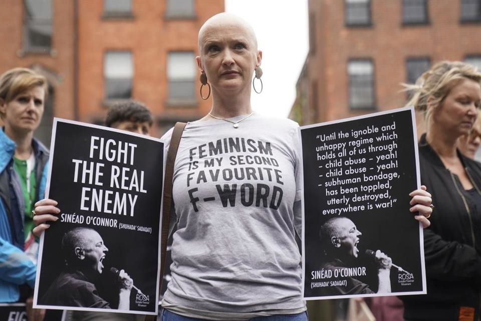 Los fanáticos se reúnen en Barnardo Square para cantar en memoria de la cantante y compositora irlandesa Sinead O'Connor, en un evento organizado por el grupo feminista ROSA.