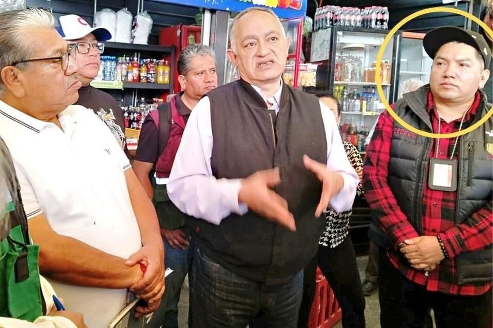 Óscar Hernández, ahora director de Proyectos en la Sedeco, en reunión con vendedores en la que participó también Gabriel Leyva (centro), de la dirección generl de Abasto.