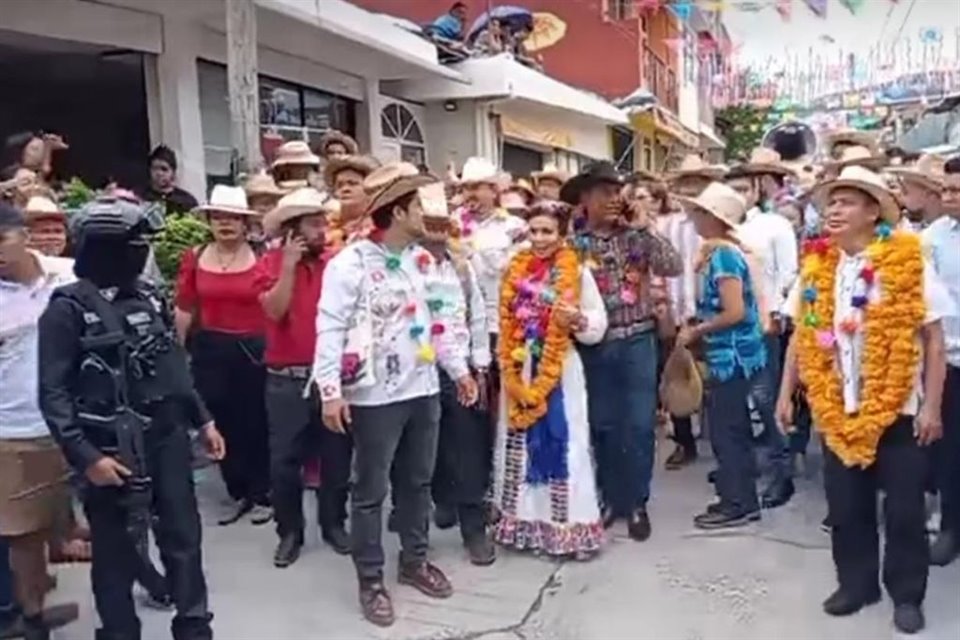 Con escoltas, Norma Hernández, Alcaldesa de Chilpancingo, reapareció en fiesta tradicional en Petaquillas, zona controlada por Los Ardillos.