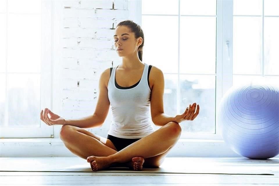 Conoce los beneficios que trae el hacer meditación, como la prevención del estrés y cinco pasos a seguir si quieres iniciar con esta actividad.