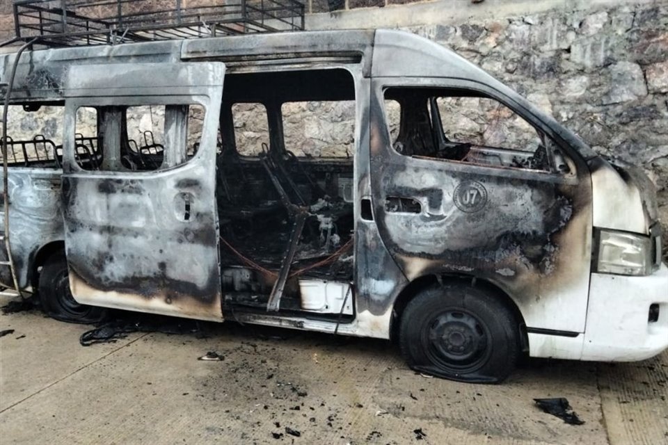 Dos conductores de transporte público murieron calcinados luego que sus vehículos fueron incendiados por hombres armados en Tixtla, Guerrero.