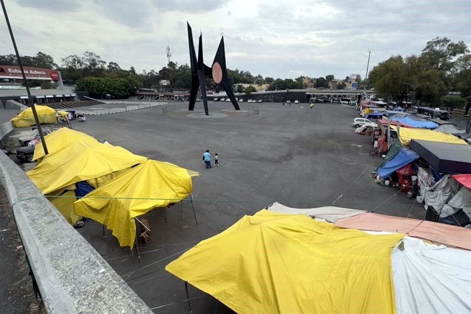 El paso que enlaza el Estadio Azteca con Av. Acoxpa está invadido por puestos ambulantes.