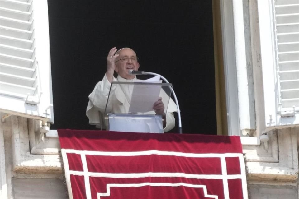 El Papa Francisco durante la bendición del Angelus en la Plaza de San Pedro.