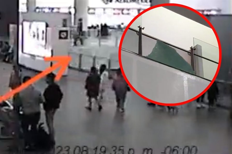 Tres personas resultaron heridas luego que un panel de vidrio de un barandal de la Terminal 2 del AICM se reventó y cayó.