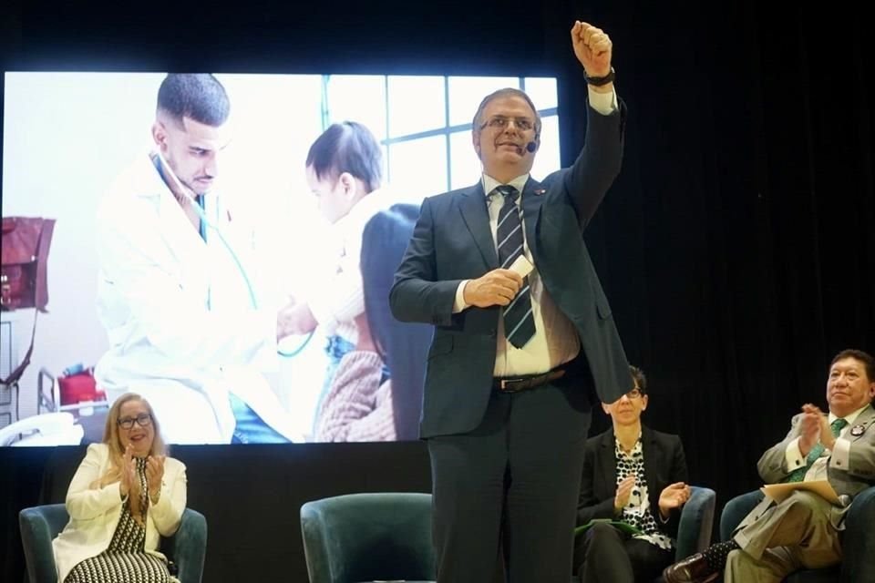 El aspirante morenista, Marcelo Ebrard, describió su proyecto en materia de salud.