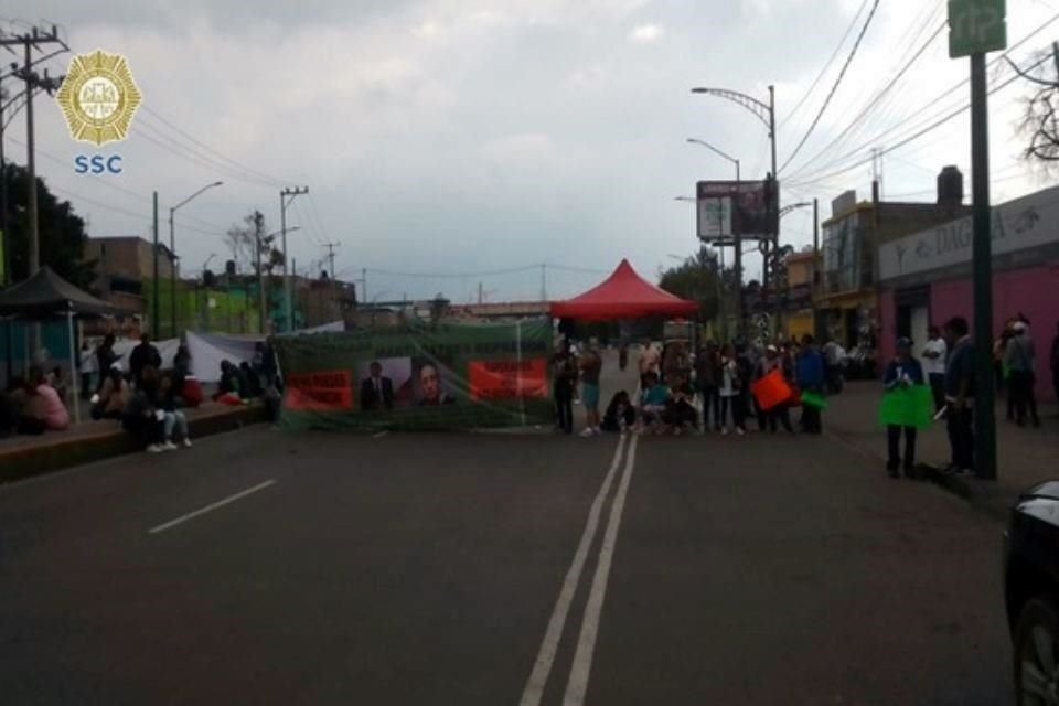 El bloqueo de comerciantes inició a las 6:00 horas.