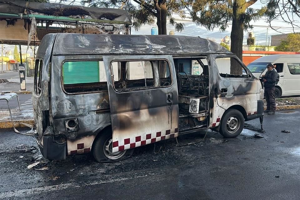 En agosto, al menos cuatro sujetos quemaron una vagoneta de transporte público, en la Colonia Villa de las Flores.