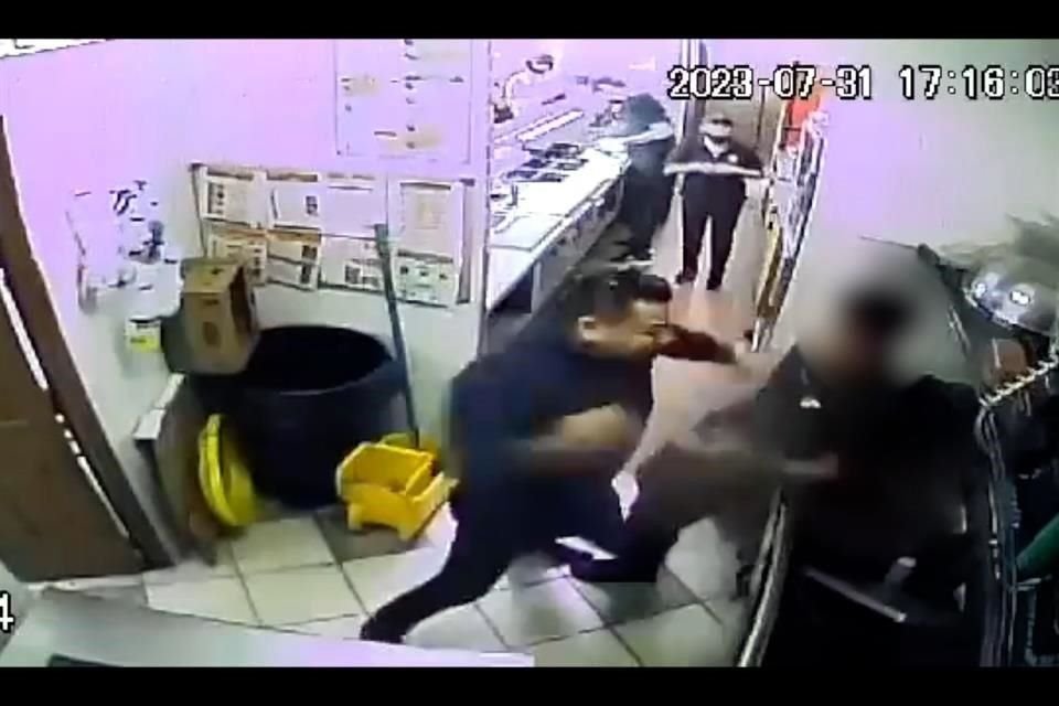 Un cliente golpeó en San Luis Potosí a un joven empleado de un restaurante de comida rápida hasta dejarlo inconsciente y con la nariz rota.