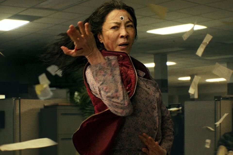 Herramientas de inteligencia artificial fueron utilizadas en algunas escenas de la película 'Everything Everywhere All at Once', protagonizada por Michelle Yeoh.