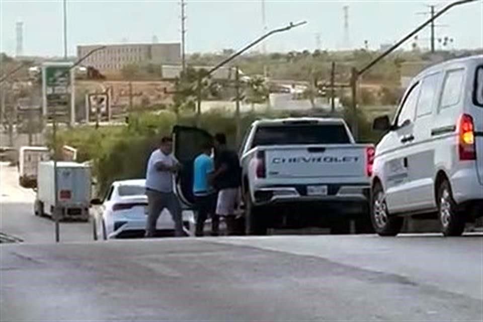 Los delincuentes se llevaron al menos dos camionetas.