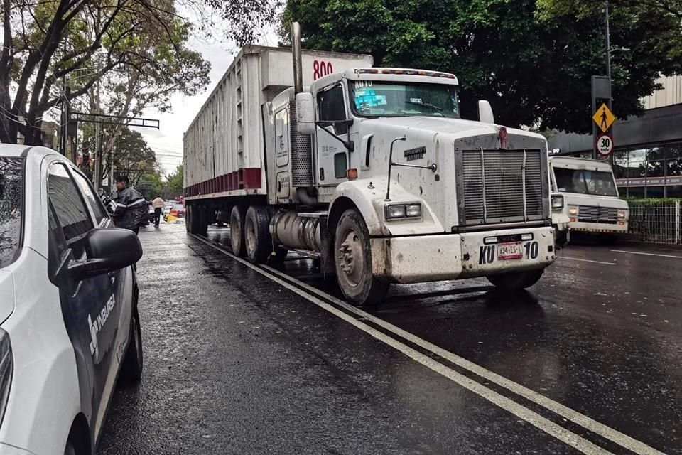 El motociclista quedó debajo de las ruedas del tráiler en la Alcaldía Iztapalapa.