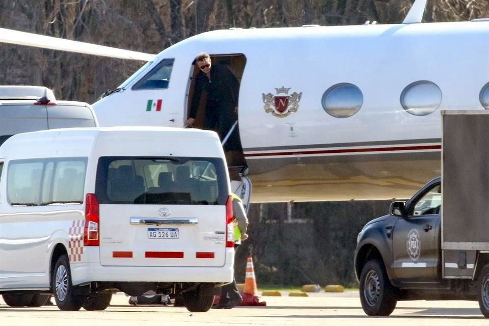 Con gafas oscuras y luciendo más delgado, el cantante descendió de un avión privado, sonriente, y saludó a algunos fans y paparazzi que lo esperaban en uno de los hangares.