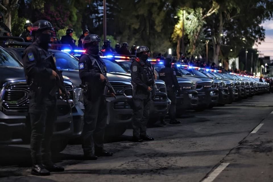 El despliegue adicional de uniformados se debe a un nuevo operativo Iztapalapa-Tláhuac, por el que autoridades capitalinas dieron el banderazo de salida esta mañana.