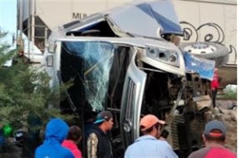 Autoridades realizaron labores de rescate en el Municipio de El Marqués, en Querétaro, tras el accidente de autobús con un tren.