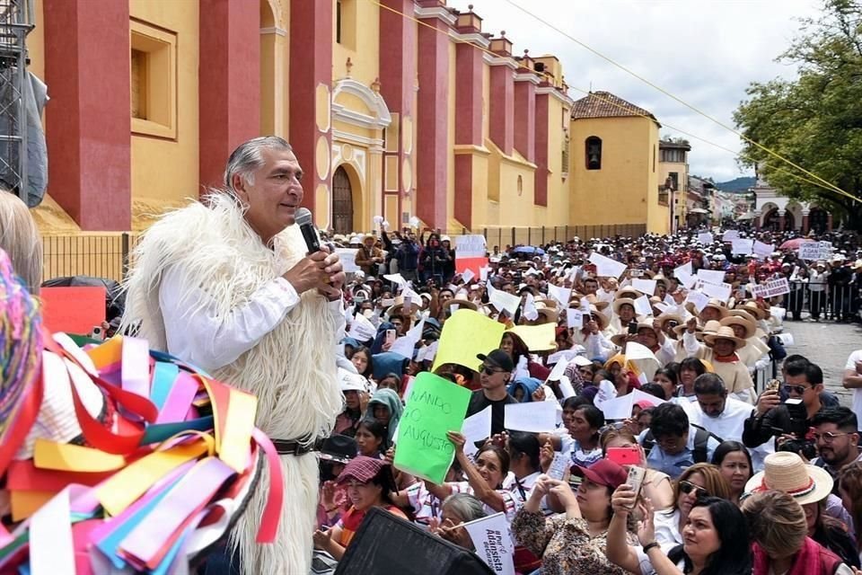 López en una asamblea informativa en San Cristóbal de las Casas.