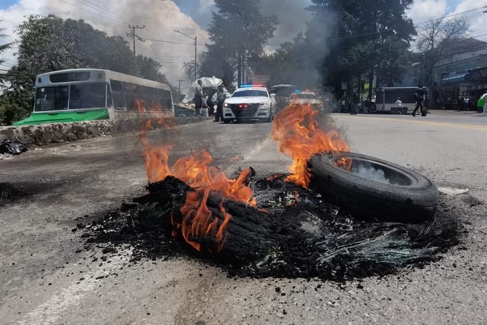 Familiares de trabajadores de la Comisión de Recursos Naturales (CORENA) de la Ciudad de México realizaron un bloqueo sobre la carretera federal México-Cuernavaca.