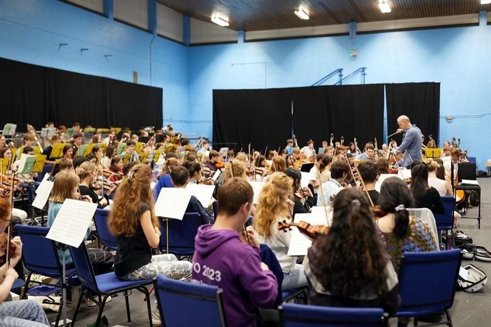 El director de orquesta Carlos Miguel Prieto en un ensayo con la Orquesta Nacional Juvenil de Gran Bretaña.