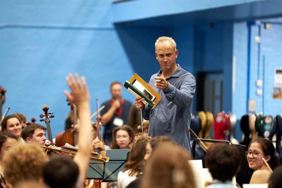 'No hay como compartir con una orquesta de jóvenes impresionante', dice el director de Orquesta Carlos Miguel Prieto sobre el concierto de este sábado 5 en Londres.