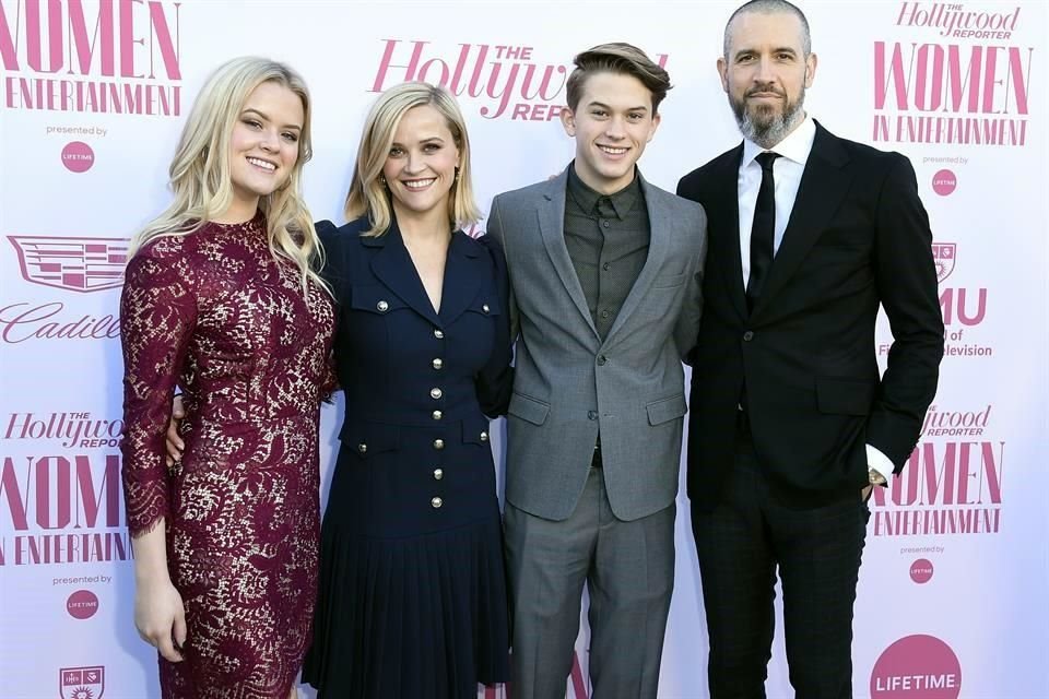 La actriz Reese Witherspoon finalmente concluyó su divorcio con Jim Toth (último a la derecha), luego de 12 años de matrimonio; compartirán custodia de su hijo.