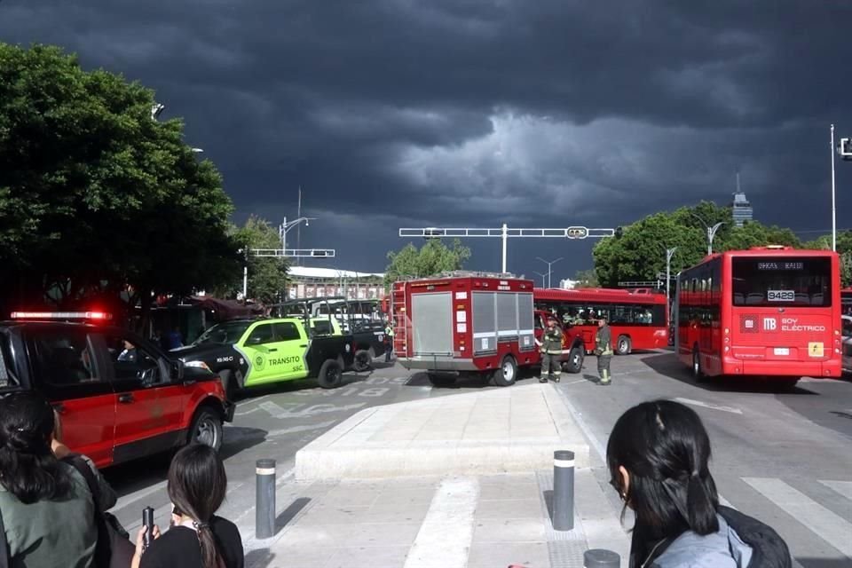 Servicios de emergencia se movilizaron en la estación de Metro Hidalgo.