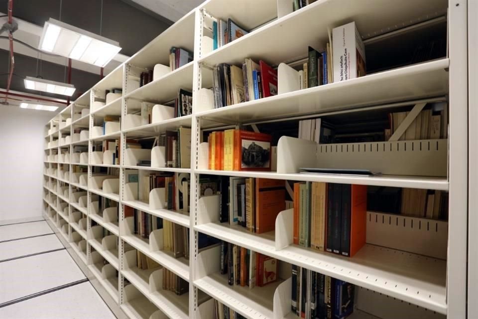 Entre los documentos destacan informes, fotografías, mapas, pinturas al óleo y otros soportes.