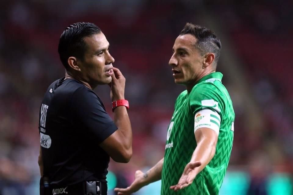 Andrés Guardado salió al inicio del Segundo Tiempo.