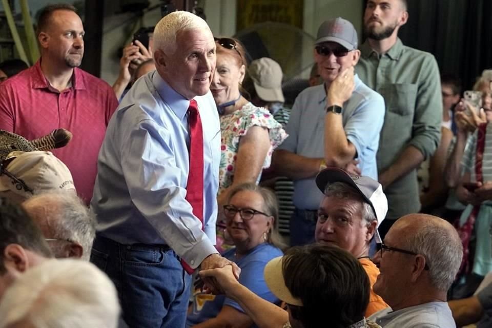 El candidato a la nominación republicana Mike Pence saluda a seguidores en la feria estatal de Indiana, en Indianapolis.