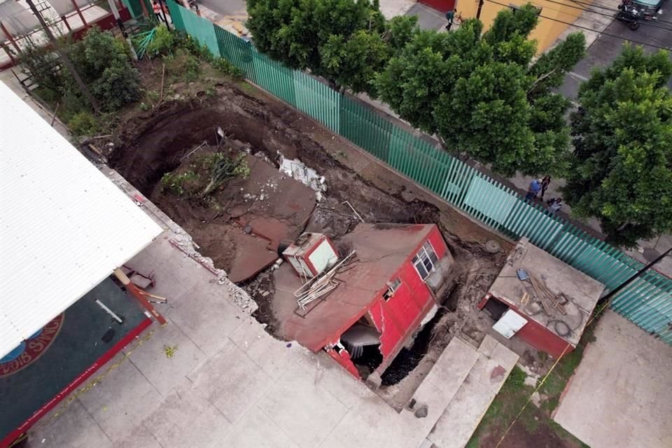 Un gimnasio cayó dentro de un socavón, de alrededor de ocho metros de profundidad y cuatro de diámetro, en Gustavo A. Madero.