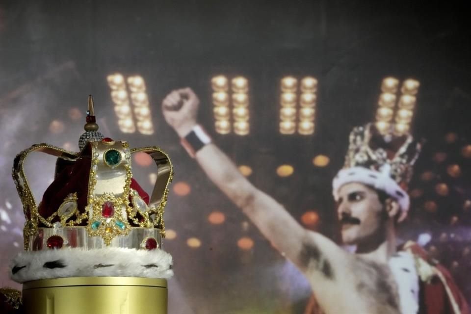 La corona característica de Freddie Mercury usada durante la gira 'Magic', en exhibición en las salas de subastas de Sotheby's.