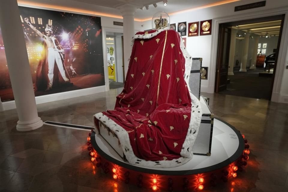 Más de mil 400 artículos personales de Freddie Mercury, formarán parte de una exposición gratuita en la casa de subastas Sotheby's de Londres.