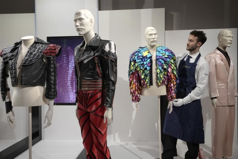 En la colección, se encontrarán los deslumbrantes trajes ceñidos con lentejuelas y chaquetas de cuero de Mercury.