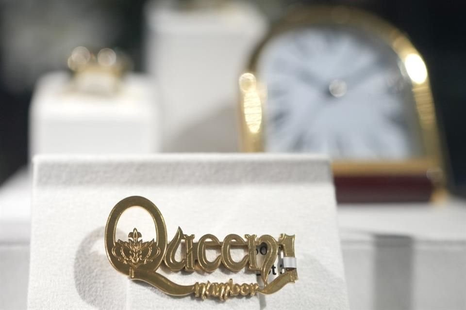 Uno de los cuatro únicos broches de oro 'Queen Número 1' de Cartier, Londres, 1975, se exhibirá en las salas de subastas.