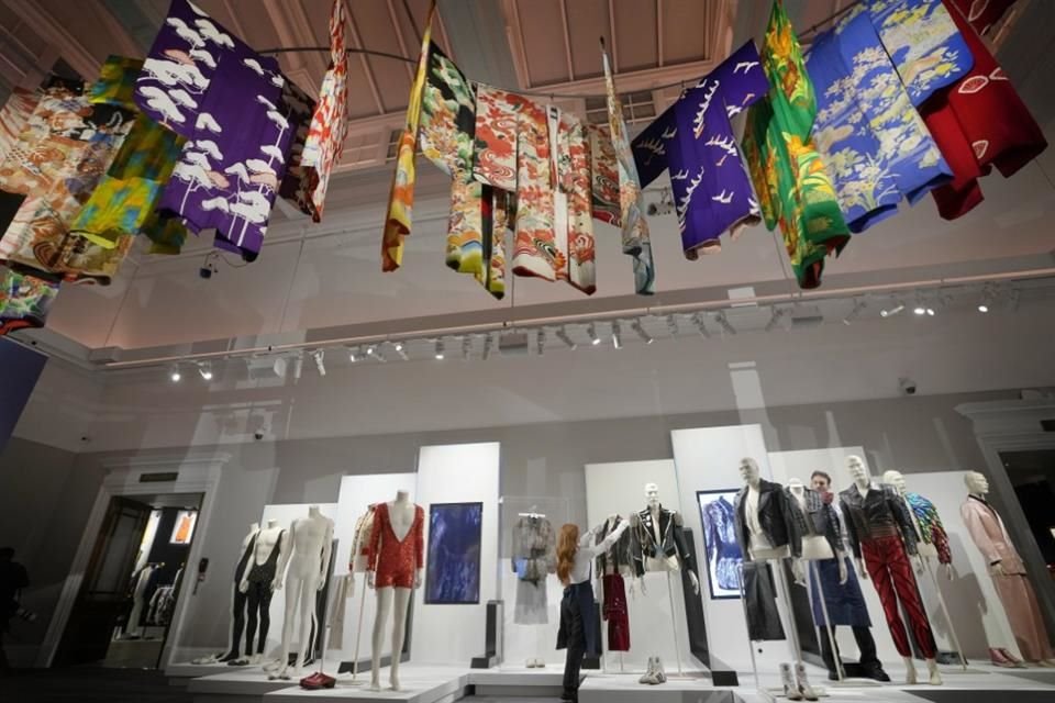 La colección de kimonos de seda japoneses también forman parte esencial con Freddie Mercury.