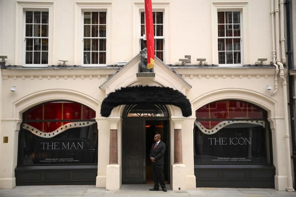 Un bigote falso se muestra sobre la entrada de los subastadores de Sotheby's en Londres.