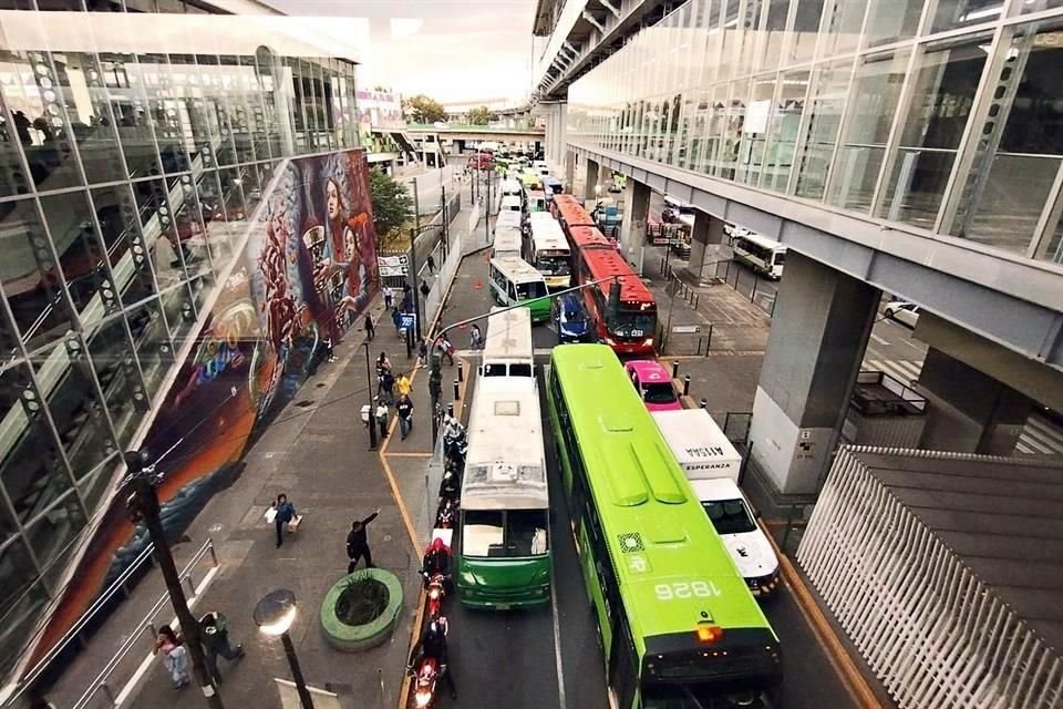 'Las cosas no mejoran aquí en Tláhuac. La verdad, estamos muy desesperados', expresaron productores quienes amagaron con marchas ante la incertidumbre por la reapertura de la Línea 12 del Metro.