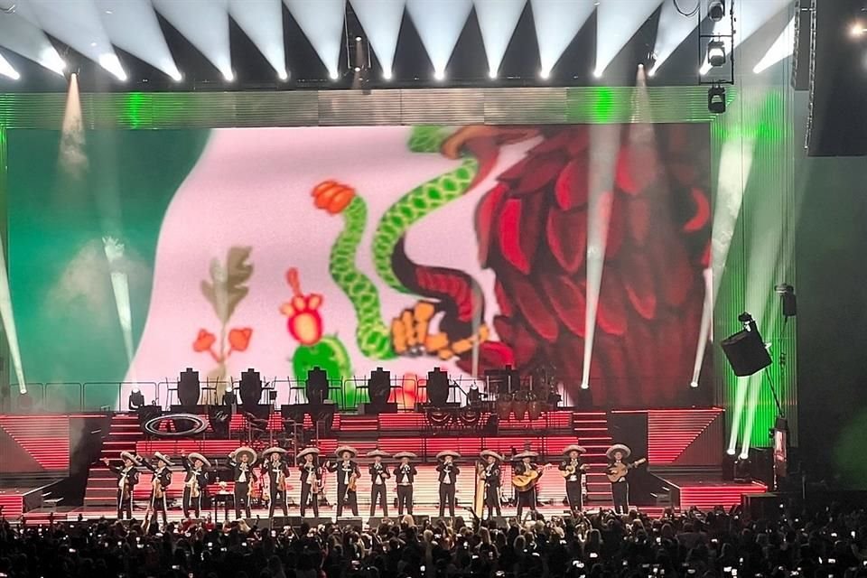 El Mariachi Vargas acompañó a Luis Miguel en el bloque de éxitos de música mexicana.