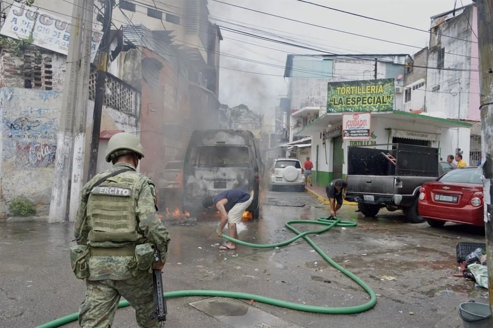 Sujetos armados ejecutaron a dos hombres y, en otros hechos, incendiaron una Urvan de transporte público en Acapulco.