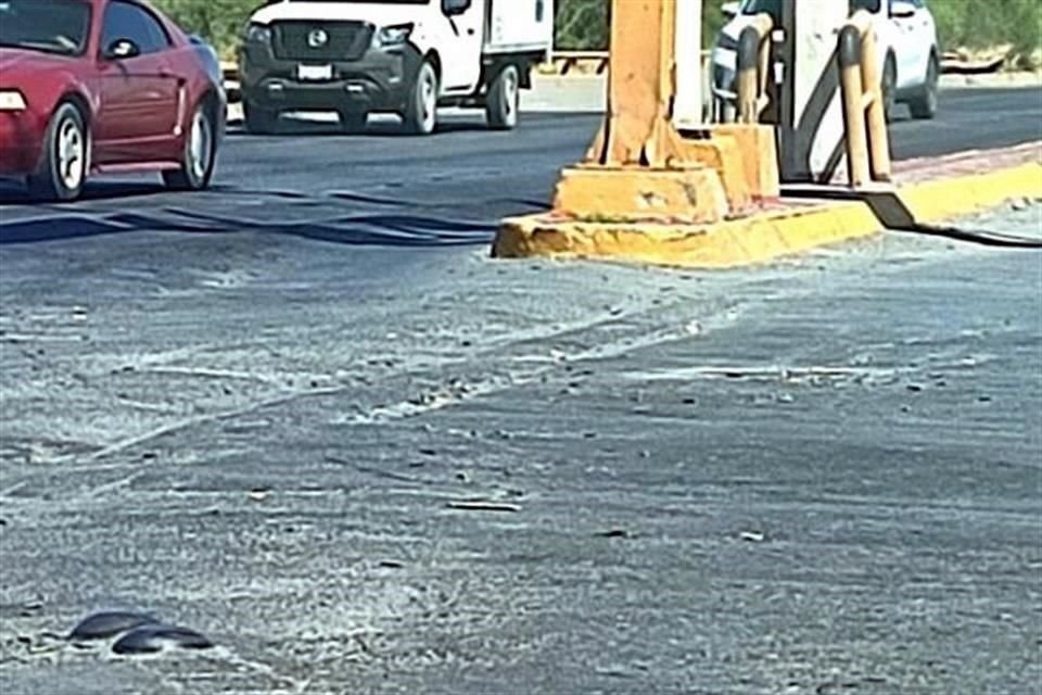 Cientos de casquillos quedaron esparcidos sobre el pavimento de la carretera Río Bravo a Reynosa.