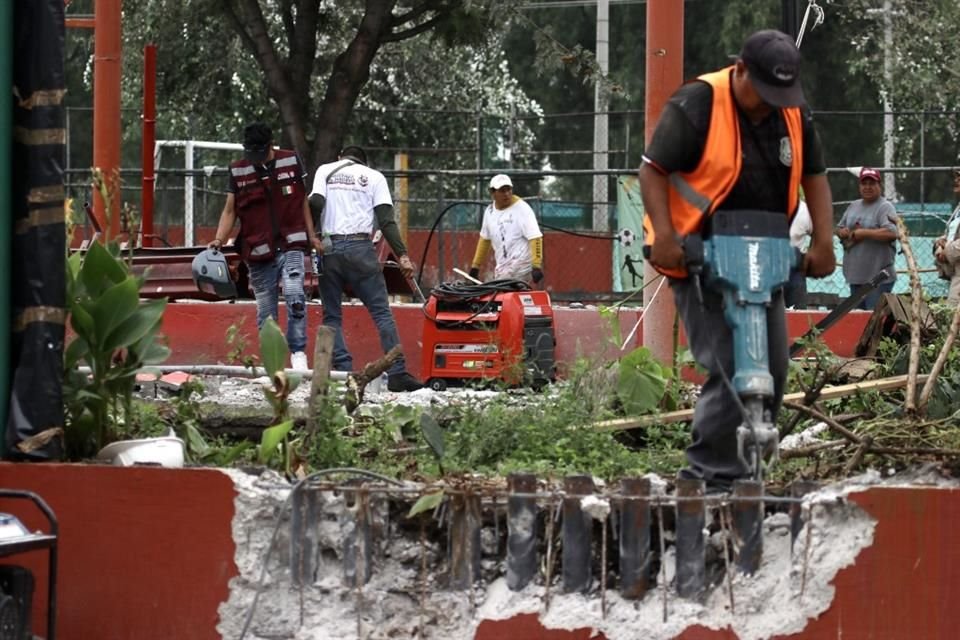 Los trabajos en el hundimiento de 7.5 metros de profundidad continuaron en el Deportivo Gertrudis Sánchez.